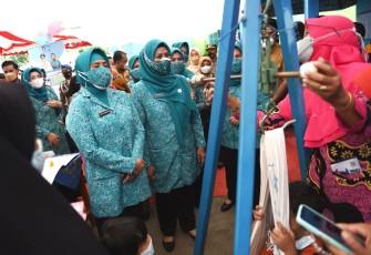 Ketua TP PKK Pusat, Tri Tito Karnavian saat berkunjung ke Posyandu Mawar