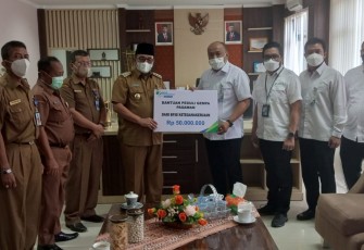 Penyerahan bantuan bencana untuk korban gempa Pasaman oleh Deputi Direktur BPJS ketenagakerjaan Wilayah Sumbar Riau