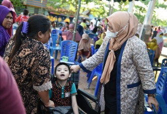 Dewi Kumalasari Ansar, saat bersilaturahmi dan dialog dengan masyarakat pesisir di Kampung Panglong