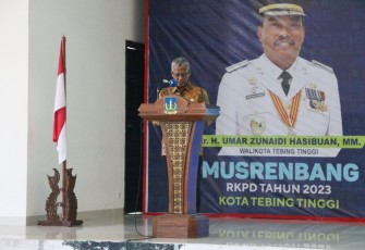 Sekdako Tebing Tinggi saat membacakan sambutan tertulis Wali Kota
