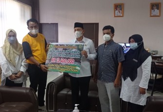 Penyerahan bantuan untuk korban gempa Malampah, di ruang kerja Wabup Pasaman