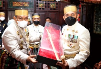 Mayjen TNI Andi Muhammad S.H.,Menerima Duplikat Benda Pusaka Kerajaan dari Pemda Bone