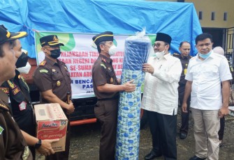 Penyerahan bantuan untuk korban gempa Pasaman, oleh Kajati Sumbar
