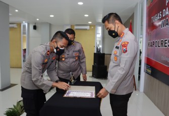 Penyerahan tugas dan tanggung jawab wakapolres kepada Kapolres Tulungagung