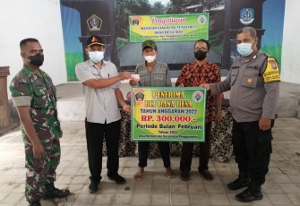 Babinsa Panggungrejo Dampingi Penyaluran BLT DD Warga Binaan