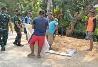 Babinsa Padas Wujudkan Kerja Bakti Bersama Warga