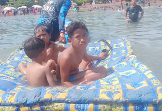 Tiga bocah terbawa arus saat bermain di pantai 