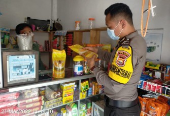 Bhabinkamtibmas saat cek migor di salah satu warung milik warga