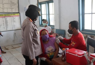 Kapolres Subang Monitoring Vaksinasi Ratusan Warga Desa Wanajaya