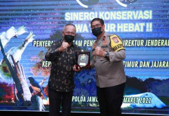 Polda Jatim Terima Penghargaan Dirjen KSDAE