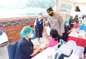 Vaksinasi Lansia di Ruang Terbuka Publik Pantai Atsari Parapat