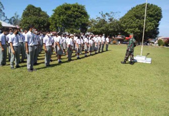 Tanamkan Disipilin, Babinsa Latih PBB Siswa SMAN 1 Sumbul