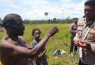 Satgas Binmas Noken Sambangi Tokoh Masyarakat dan Berikan Sembako di Kampung Moruku 