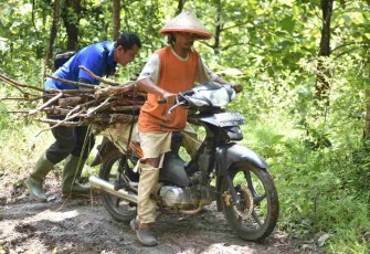 Aksi Terpuji Serka Ganang Wahyu Bantu Pengendara Motor Selip
