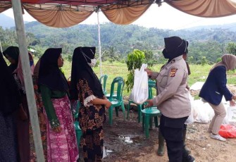 Sambut Bulan Suci Ramadhan, Polisi Bagikan Sembako Ke Masyarakat 