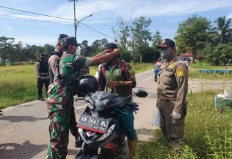 Patroli PPKM Mikro dan Penegakan Disiplin Prokes Babinsa Pulau Malan
