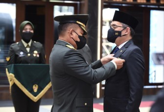 Kasad Anugerahkan Bintang KEP Kepada Pimpinan BPK RI
