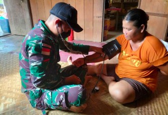 Sambangi Rumah Warga, Pengobatan Gratis Ala Satgas Yonif 144/JY