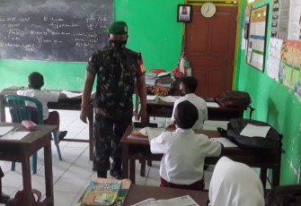Berikan Wasbang, Anggota Posramil Kasreman Menanamkan Nilai Pancasila Ke Siswa SD