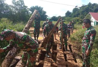 Wujud Gotong-royong, Satgas Perbatasan Berjibaku Benahi Jembatan Rusak
