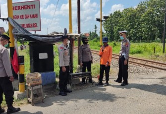 Jajaran Polsek Ngunut saat mengecek perlintasan Kereta Api