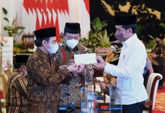 Presiden Jokowi saat serahkan Zakat kepada Baznas