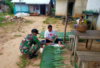 Satgas Pamtas Yonif Mekanis 643/Wns Beri Semangat dan Motivasi Pengrajin Atap Daun 