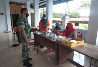 Dukung Percepatan Vaksin, Babinsa Tugu Dampingi Vaksinasi Lansia