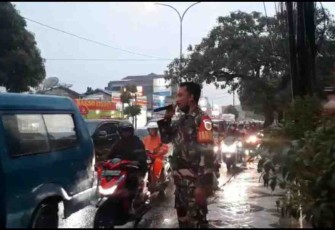 Aksi Nyentrik Babinsa di Depok Ajak Warga Vaksinasi