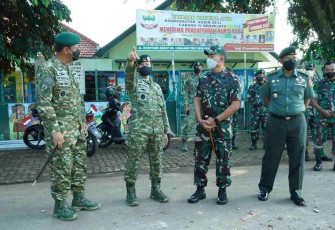 Pangdivif 2 Kostrad Dampingi Kaskostrad Tinjau Rehab Rumdis TNI Satuan Kostrad Jajaran Malang Raya