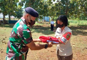 Prajurit Lanudal Kupang Beri Penghormatan Terakhir Sang Merah Putih 