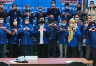 Foto bersama usai Rakor Verifikasi Partai Demokrat, Kamis (14/4/2022) malam di Surabaya.