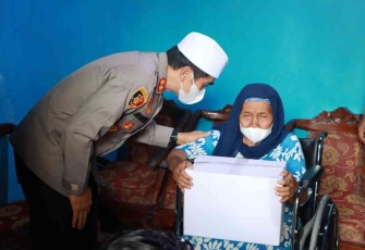 Mbah Munikah Menangis Saat Kapolresta Mojokerto Beri Kursi Roda