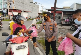 Polres Bintan saat Berbagi Takjil kepada Masyarakat
