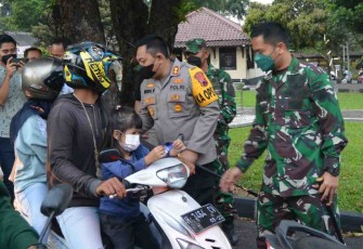 Dandim dan Kapolres Salatiga Bagikan Takjil Gratis