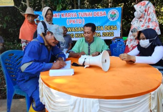 Pelaksanaan Padat Karya Tunai Desa, di jalan Taman Sari Lancangkuning, Kecamatan Bintan Utara, Kabupaten Bintan