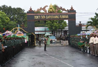 Upacara tradisi penyambutan Danrem 073/Mkt yang baru