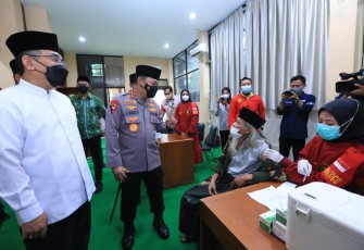 Kapolri meninjau vaksinasi di kantor pusat PBNU. Kamis (21/4/22)