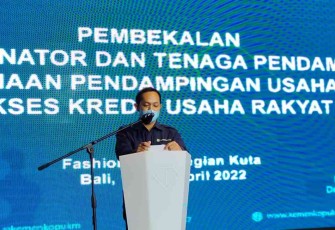 Muhammad Subhan KemenkopUkm berikan pelatihan tenaga pendamping KUR di Bali, Rabu (20/4/22) 