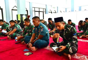 Kolonel Marinir Kusyuwono memimpin prajurit Pasmar 3 gelar doa bersama. Kamis (21/4/22)