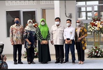 Menhan Prabowo menyerahkan beasiswa untuk keluarga putra putri pahlawan KRI Nanggala 