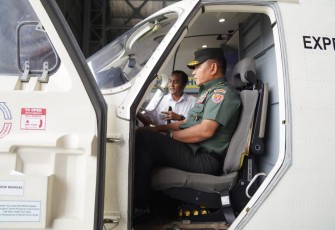 Kasad melihat avionik cokpit pesawat di hanggar PT. Dirgantara Indonesia. Kamis (21/4/22)