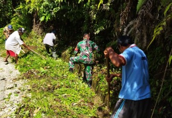 Semangat gotong royong bersihkan parit. Jum'at (22/4/2022)
