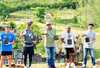 GGM PT BRC, Abdul Wahab ke dua dari kanan (kaos putih), saat penanaman pohon, Sabtu (23/4/2022)
