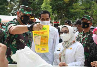 Danrem 052/Wkr meninjau produk pasar murah  yang dijual. Minggu (24/4/2022)