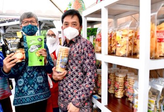 Eddy Satriya (batik biru) saat meresmikan Food Hall Mini Olah Oleh Umi di stasiun Kota Bandung. Minggu (24/4/2022)