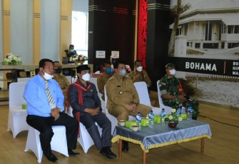 Bupati Samosir Vandiko Gultom bersama Pj. Sekda, Hotraja Sitanggang dan Wakil Ketua DPRD Samosir Pantas M. Sinaga, saat mengikuti Hari Otda secara virtual, Senin (25/4/2022)