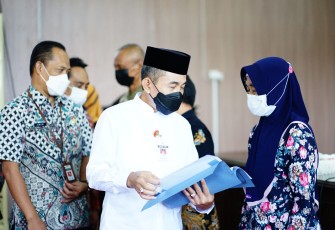 Bupati Haryanto ketika menyerahkan santunan kematian