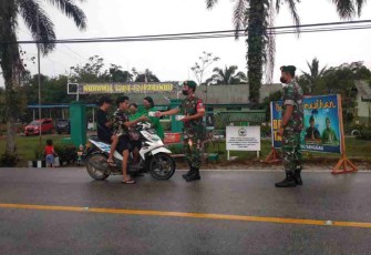 Danramil Parindu bagikan langsung takjil ke pengendara jalan. Senin (25/4/2022)