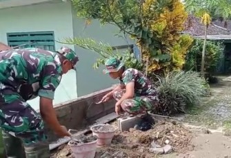 Babinsa Bandar gotong royong bangun pagar. Senin (25/4/2022)